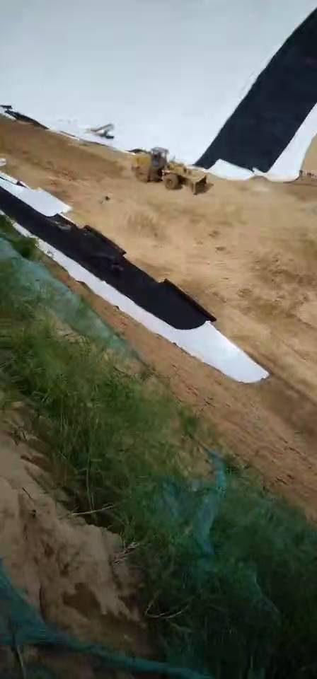 固廢填埋場防滲膜鋪設、焊接、填埋。